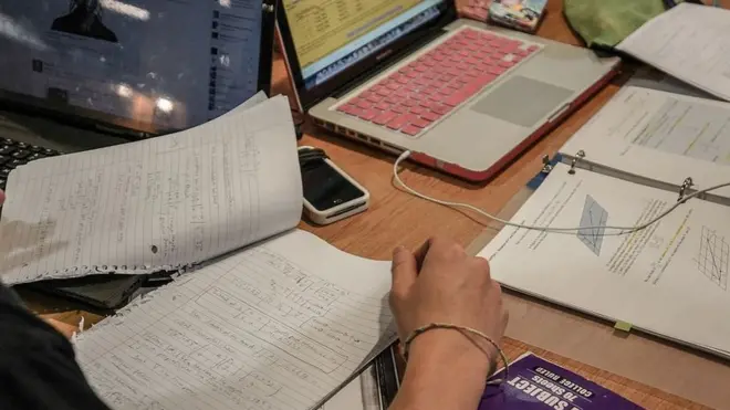 انٹرنیٹ پر ہوم ورک کی منڈی: پاکستان کے نوجوان جو دوسرے ممالک کے طلبہ کو پاس کرواتے ہیں