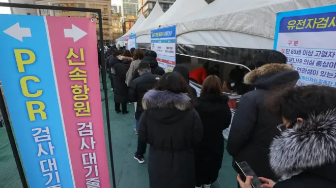 18일 서울 송파구 보건소 선별 진료소에서 시민들이 검사를 받기 위해 줄을 서있다