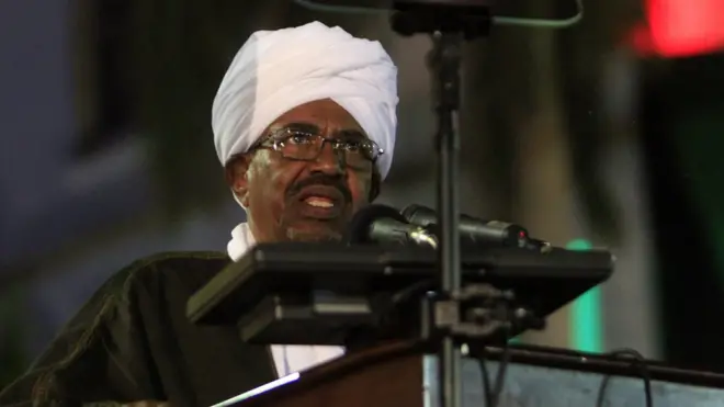 Le président soudanais Omar al-Bashir prononce un discours lors de la célébration marquant les 59 ans de l'indépendance de son pays.