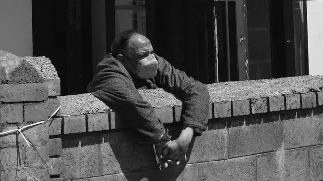 میرے انکل دیوار کی دوسری جانب سے ہم سے باتیں کیا کرتے تھے، اس سے آگے نہ ہم جاتے، نہ ہی وہ آتے۔ ہم کورونا انفیکشن سے خوفزدہ تھے