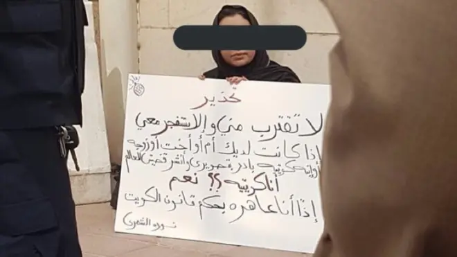 أشعلت امرأة كويتية مواقع التواصل الاجتماعي