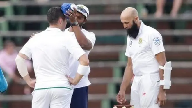 جنوبی افریقہ کے کھلاڑی ڈین کو باؤنسر لگنے کے بعد طبی امداد دی جا رہی ہے