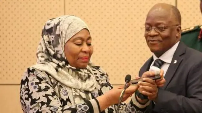 Perezida Samia Suluhu (ibumoso), wahoze ari Visi Perezida, yarahiriye kuba Perezida mu kwezi kwa gatatu mu 2021 nyuma y'urupfu rwa John Magufuli (iburyo)