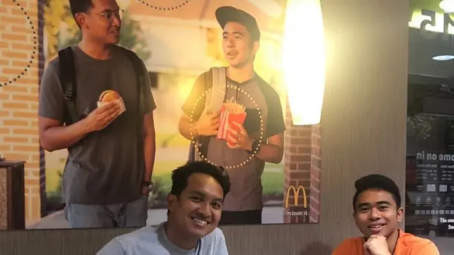 馬拉維利亞（右）和朋友托萊多