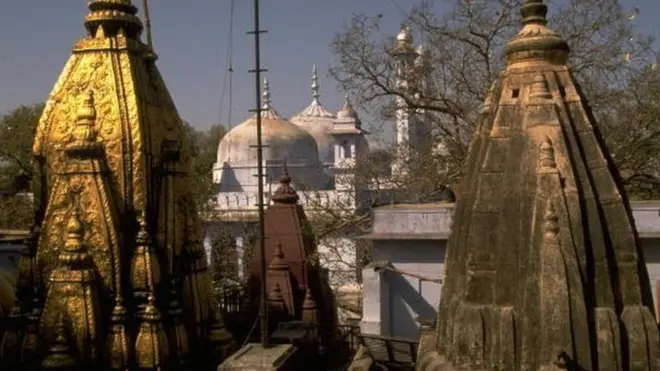 వారణాసి విశ్వనాథ్ ఆలయానికి ఆనుకుని జ్ఞానవాపి మసీదు