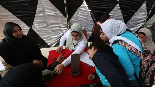 Seorang dokter memberikan informasi kepada anak-anak dan perempuan dalam program penyuluhan tentang sunat perempuan di Giza, Mesir, pada bulan Februari lalu.