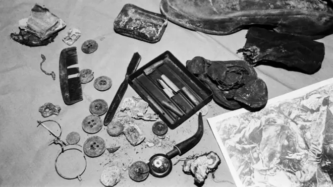 Петрозаводск. 22 февраля 1992 г. Личные вещи жертв террора, найденные активистами общества "Мемориал" на месте массовых расстрелов.