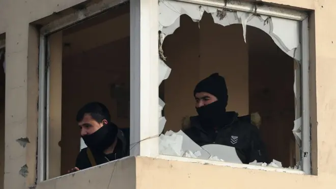 اثنان من رجال الأمن الأفغان بعد تفجير في حي سكني أجنبي في 15 يناير/كانون الثاني 2019