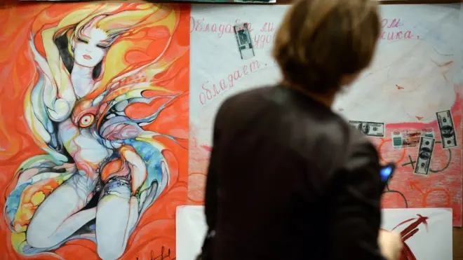 మాస్కోలోని ఆండ్రీ సఖరోవ్ మ్యూజియంలో 2013 డిసెంబర్ 17వ తేదీన సెక్స్ వర్కర్లు ప్రారంభించిన చిత్రకళా ప్రదర్శనను తిలకిస్తున్న ఒక మహిళ