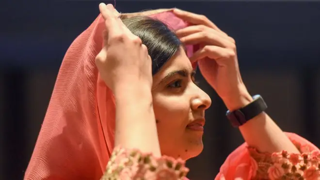 Malala mendapat Hadiah Nobel Perdamaian atas upayanya memperjuangkan hak-hak pendidikan bagi anak-anak.