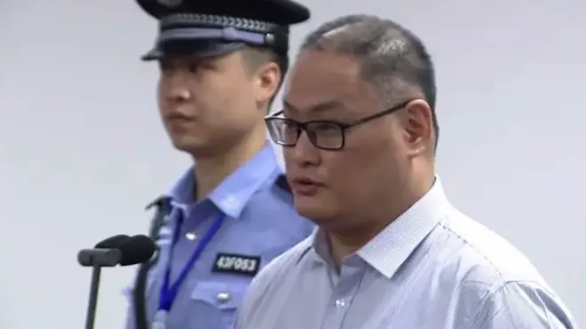 從法院發佈的視頻中可見留著平頭的李明哲。