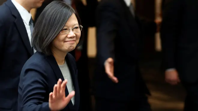 蔡英文(中)在舊金山市郊柏林根市的酒店向記者揮手(14/1/2017)