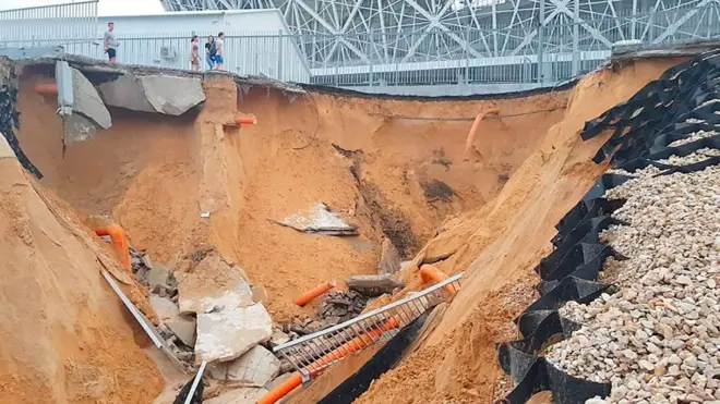 Размытая дорога около "Волгоград Арены"
