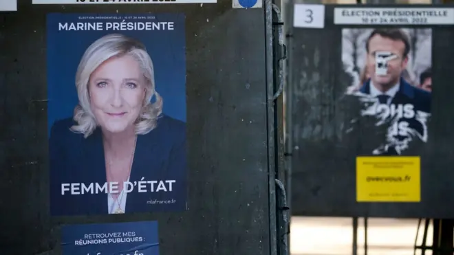 ملصق عليه صورة مارين لوبان