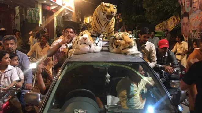 انتخاب کے نتائج آنے کے بعد مسلم لیگ (ن) کے کارکنان اس انداز میں سڑکوں پر جشن منانے کے لیے نکل آئے۔