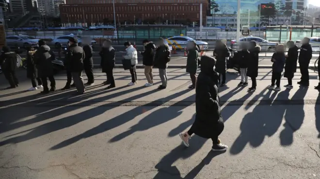 24일 서울역광장에 마련된 선별검사소를 찾은 시민들이 검사를 받기 위해 줄을 서 있다