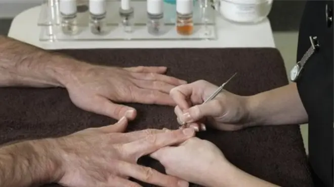 Tiệm làm móng được xem là ngành 'nguy hiểm' vì thuê lao động bất hợp pháp, nhiều người trong số đó là nạn nhân buôn người