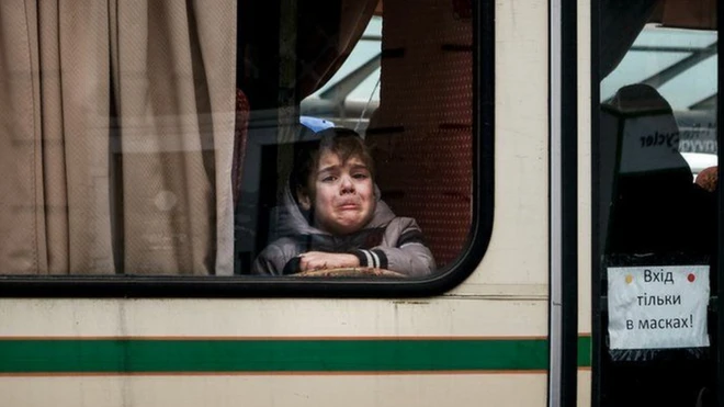 러시아군의 집중 포격으로 약 20만 명이 갇힌 우크라이나 남부 항구도시 마리우폴에서는 여러 차례 휴전 시도가 있었다