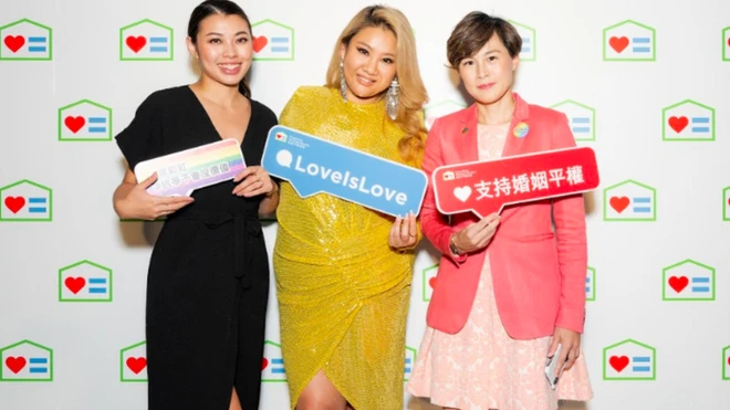 赵式芝（右一）是香港著名的同志平权活动人士。