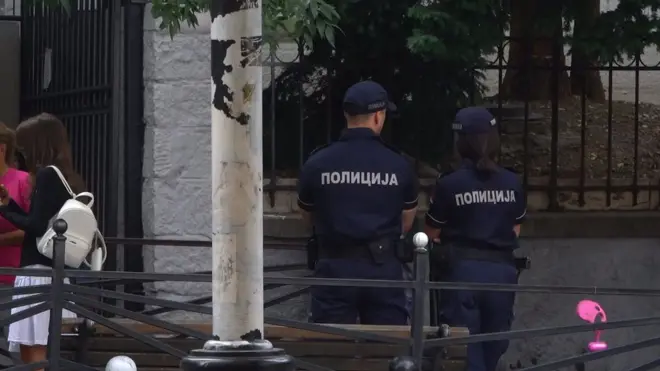 Policajci ispred Osnovne škole „Vladislav Ribnikar" u Beogradu, 1. septembra