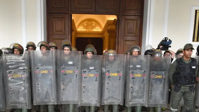 La Guardia Nacional tuvo que proteger el domingo el acceso a la Asamblea tras el asalto de simpatizantes del gobierno.