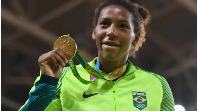 Rafaela Silva celebra o ouro na categoriamahjong online grátis jogar57 kg no judô na Olimpíada do Rio; vitória narrada por diferentes ângulos, a depender do gosto do autor