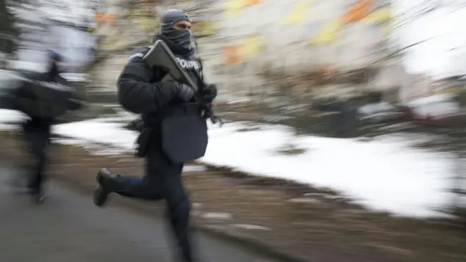 Operasi melibatkan 800 aparat di ibu kota Wina dan Graz, Austria selatan.