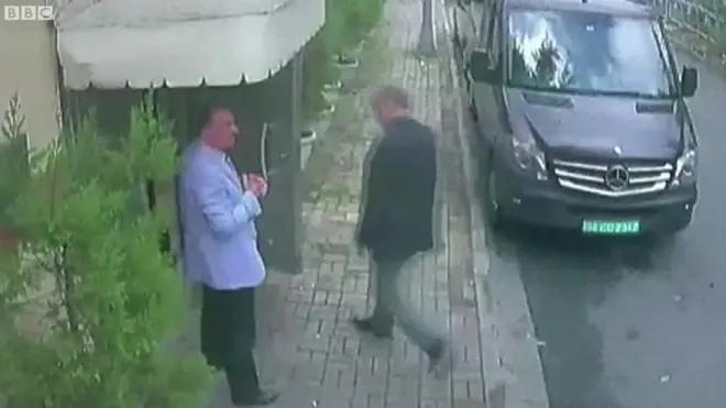 సౌదీ కార్యాలయంలోకి వెళుతున్న ఖషోగి