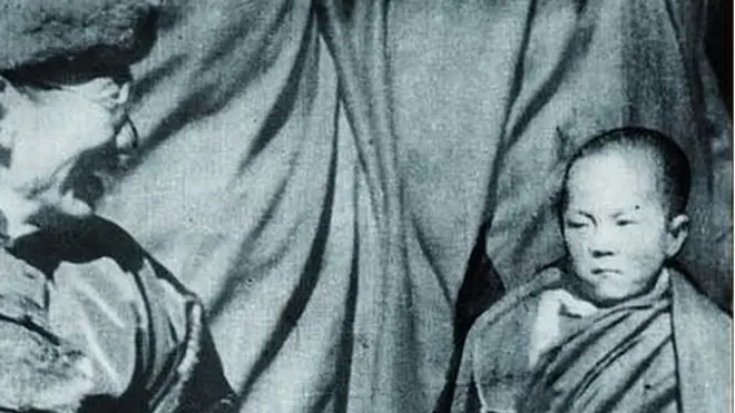 1940年2月22日第十四達賴喇嘛（右）在拉薩布達拉宮舉行坐牀典禮，時任國民政府蒙藏委員會委員長吳忠信（左）參加了典禮