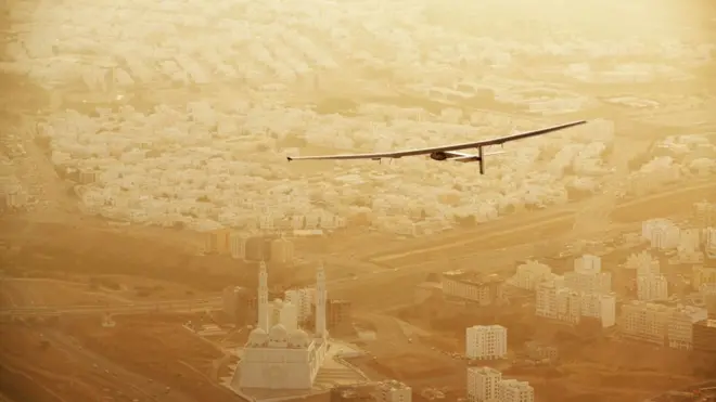 Movido a enegia limpa, o Solar Impulse tem 17 mil células solares