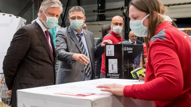 Le roi Philippe de Belgique porte un masque de protection lors d'une visite dans un centre de Bpost