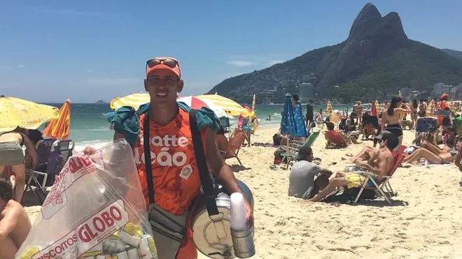 'O mate e o biscoito Globo são como o Cristo Redentor no RioJaneiro. Se não beber mate e comer biscoito Globo, é como ir na Disney e não ver o Mickey', brinca Fabiano Souza, que vende mate há 14 anosIpanema | Foto: Renata Mendonça/BBC