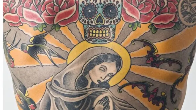 Auza mgongo wake kwa mchoraji