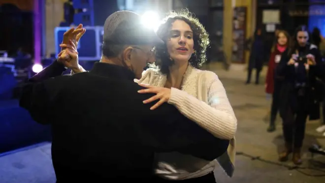 Bazar günü Kiprin paytaxtı Nikosiya (Türkcə: Lefkoşa) şəhərində "Sülhə Gerisayma" adlı tədbirdə Kipr türkləri və rumları birlikdə rəqs ediblər