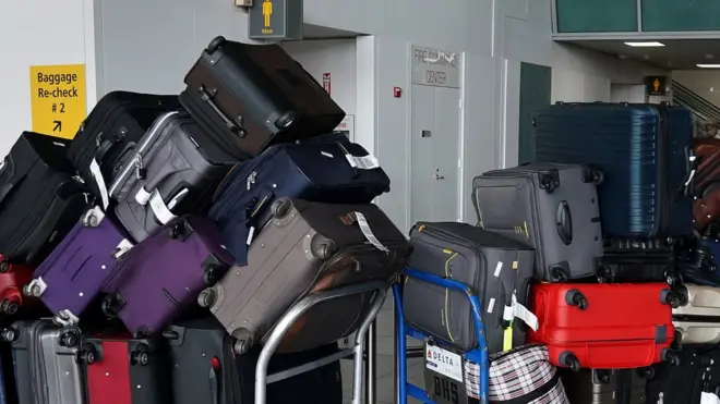 Petugas di Changi diduga menukar ratusan label bagasi, yang membuat bagasi-bagasi tersebut dikirim ke tujuan yang salah.