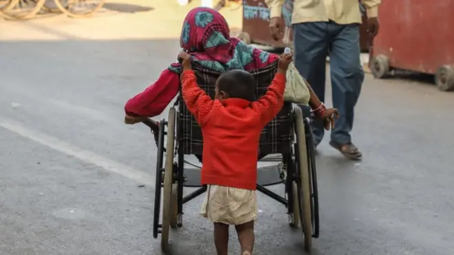 Ọmọ to n ti iya rẹ lori kẹẹkẹ