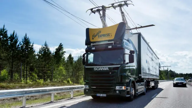 Caminhões contam com sistema articulado conhecido como pantógrafo que permite que se conectem à rede elétrica