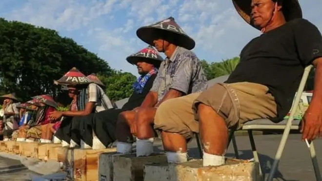 Sepuluh orang petani Kendeng kembali menyemen kaki mereka sebagai protes terhadap pembangunan pabrik semen di Rembang di depan Istana Negara pada Senin (13/03).