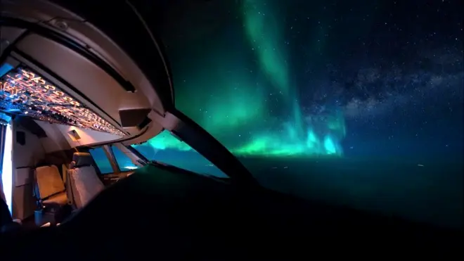 Aurora boreal y cabina de avión