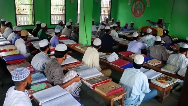 কওমি মাদরাসার ছাত্র ও শিক্ষকগণ প্রচলিত সর্বপ্রকার রাজনীতি থেকে মুক্ত থাকবে মর্মে চূড়ান্ত সিদ্ধান্ত হয়েছে।