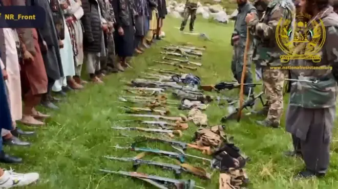 نبروهای جبهه مقاومت و افرادی که ظاهرا اسرای طالبان هستند