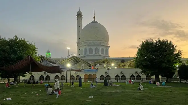 डल झील के पास हज़रतबल दरगाह