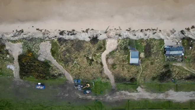 망가진 해안가 주택의 모습