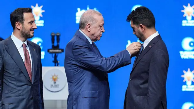 Cumhurbaşkanı Recep Tayyip Erdoğan, Tuzla Belediye Başkanı Eren Ali Bingöl'e AKP rozeti takıyor.