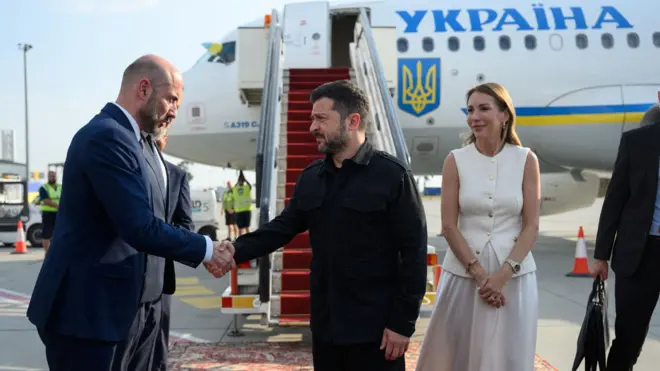 Владимир Зеленски, председник Украјине и Дубравка Ђедовић Хандановић, министарка рударства и енергетике Србије на београдском аеродрому