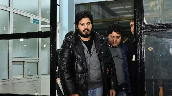 Reza Zarrab'ın İstanbul'da gözaltına alındıktan sonra sağlık kontrolüne götürülürken çekilmiş bir fotoğrafı, 17 Aralık 2013. 