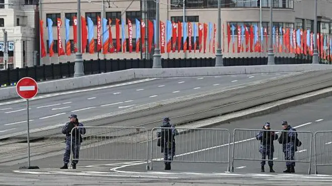 Порожні вулиці, посилені заходи безпеки та паркани в Москві перед цьогорічним парадом Перемоги