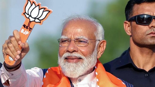 भाजपा के चुनाव निशान के साथ प्रधानमंत्री नरेंद्र मोदी