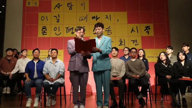 기자회견장에서 준비해온 발표문을 읽는 김조광수-김승환 부부