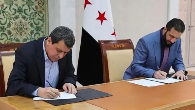 رئيس المرحلة الانتقالية السوري أحمد الشرع وقائد قوات سوريا الديمقراطية مظلوم عبدي، يوقعان على اتفاق 10 مارس/آذار